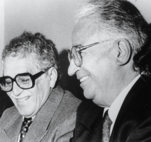 Fotografía de Gabriel García Márquez y Belisario Bentacur en la Casa de Poesía SIlva